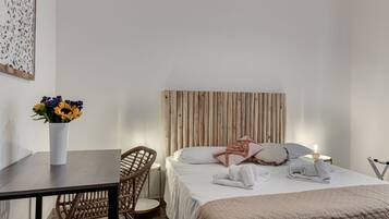 3 habitaciones, escritorio y tabla de planchar con plancha