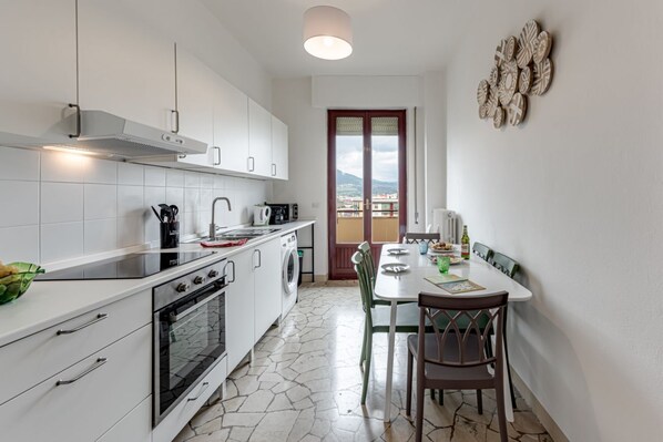 Frigorífico, microondas, horno y placa de cocina