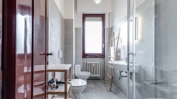 Doccia, asciugacapelli, bidet, asciugamani