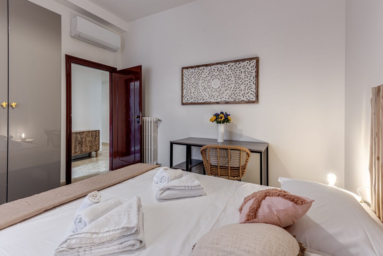 3 habitaciones, escritorio y tabla de planchar con plancha 