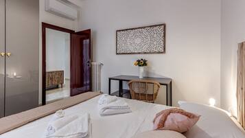 3 habitaciones, escritorio y tabla de planchar con plancha