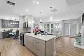 Refrigerador, microondas, horno y parrilla de estufa 