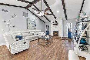 Smart TV, chimenea y reproductor de DVD 