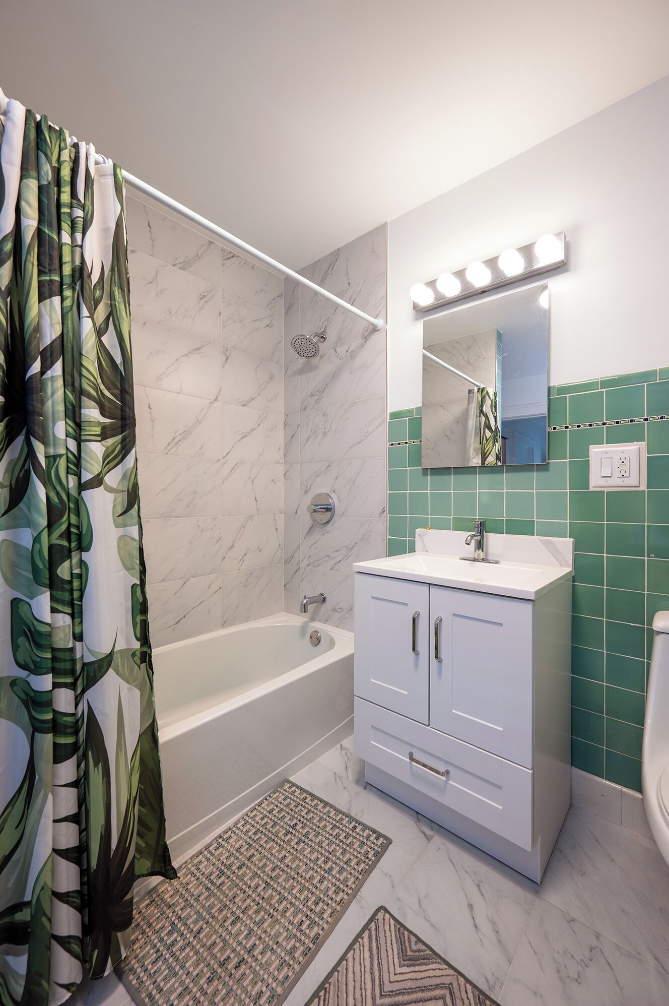 Secadora de cabello, toallas, jabón, papel de baño 