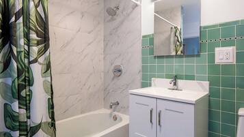 Secadora de cabello, toallas, jabón, papel de baño