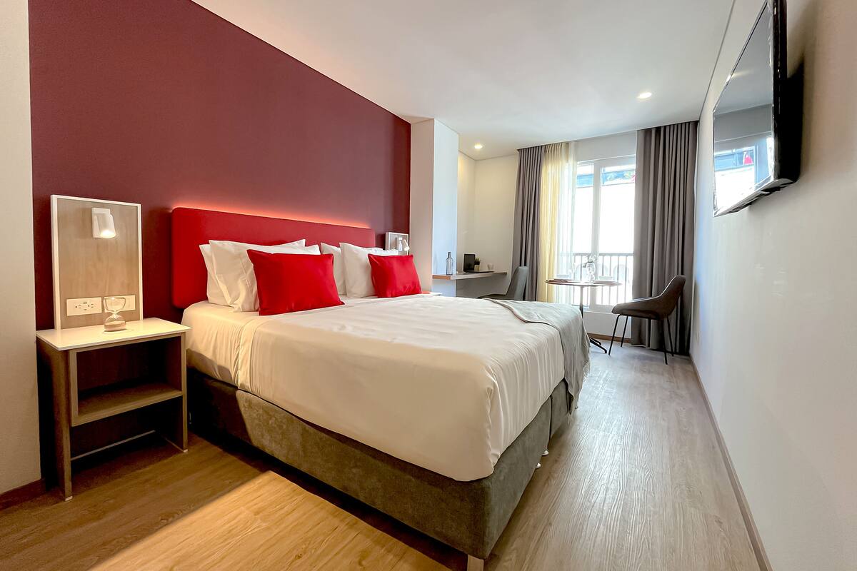 1 bedroom, Egyptian cotton sheets, premium bedding, down duvets