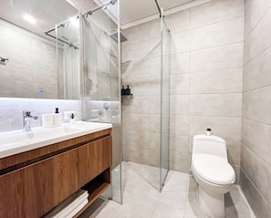 APARTAMENTO DELUXE | Baño | Regadera, regadera tipo lluvia, secadora de cabello, toallas