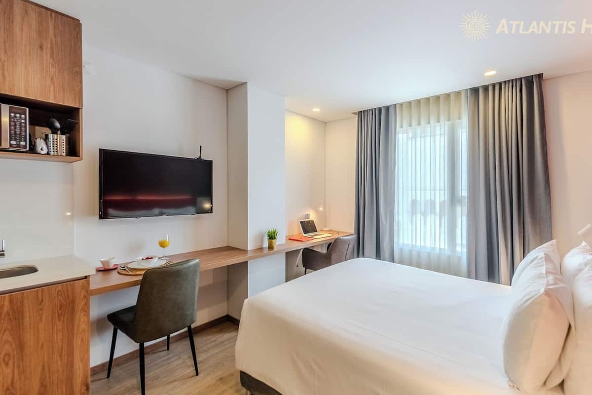 1 bedroom, Egyptian cotton sheets, premium bedding, down comforters