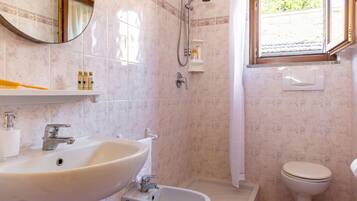 Dusche, Haartrockner, Bidet, Handtücher