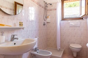 Dusche, Haartrockner, Bidet, Handtücher