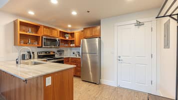 Fridge, microwave, stovetop, dishwasher