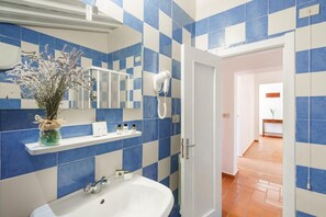 Bruser, hårtørrer, bidet, håndklæder