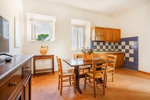 Dining - Three-room apartment on the ground or first floor in rustic style of approximately 40 m2 furnished in a simple but functional way and located in the village in a large park.It is composed of a living room with sofa and flat-screen television, kitchenette (Massa Marittima)