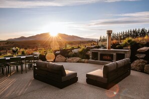 Terrace/patio - Ranger's Retreat - Secluded - Sleeps 4 (Lake Hawea)