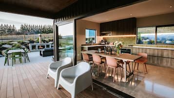 Luxury House, Mountain View | Private kitchen | Full-sized fridge, microwave, oven, stovetop