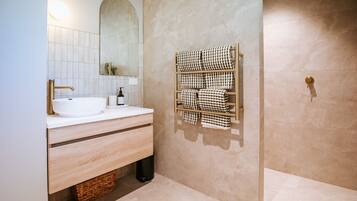 Nhà Cao cấp, quang cảnh núi | Phòng tắm | Buồng tắm vòi sen, máy sấy tóc, khăn tắm, xà phòng