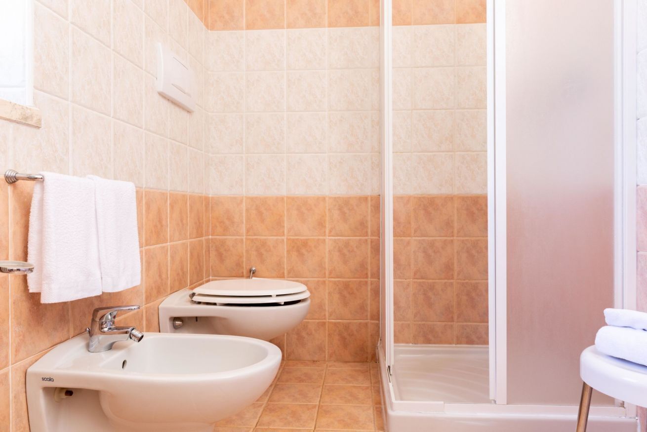 Dusche, Haartrockner, Bidet, Handtücher
