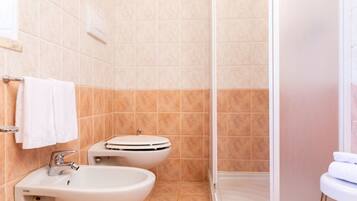 Dusche, Haartrockner, Bidet, Handtücher