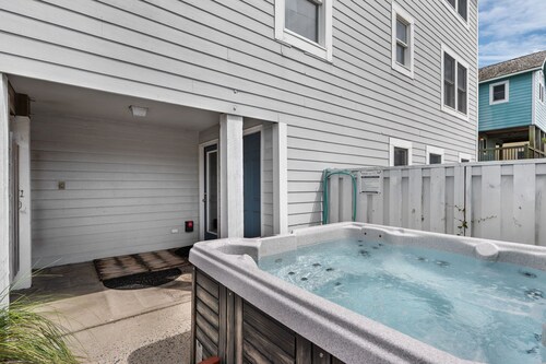 Family Ties: Close to Beach, Community Pool, Hot Tub and Game Room!