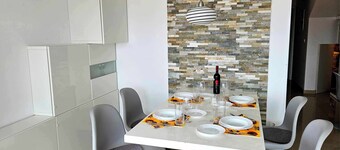 Luxuriöse Zweizimmerwohnung mit Whirlpool, Grill, Privatparkplatz und Meerblick
