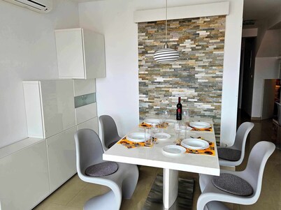 Luxuriöse Zweizimmerwohnung mit Whirlpool, Grill, Privatparkplatz und Meerblick