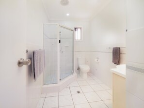 Regadera, secadora de cabello, toallas, jabón 