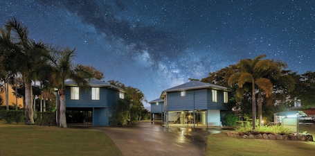 Front of property – evening/night. Boyne Island Motel and Villas