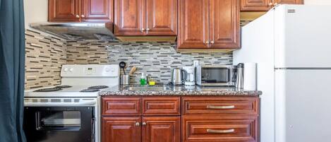 Jääkaappi, mikroaaltouuni, uuni, liesi