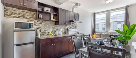 Refrigerador, microondas, horno y parrilla de estufa