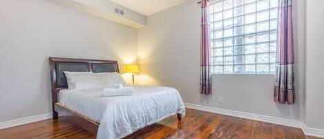 1 غرفة نوم ومكواة/لوح كي وواي فاي وملاءات أسرّة