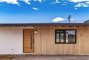 Exterior - SMART HOME Star Gazing Hiking Joshua Tree Park Creative Artist Retreat dog OK (Joshua Tree)