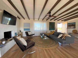Living area - SMART HOME Star Gazing Hiking Joshua Tree Park Creative Artist Retreat dog OK (Joshua Tree)
