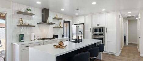 Refrigerador, microondas, horno, placa de cocina