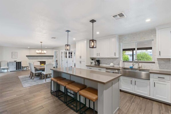 雪櫃、微波爐、焗爐、爐具