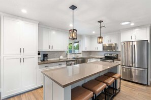 雪櫃、微波爐、焗爐、爐具