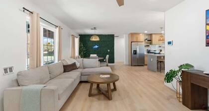 Pickleball | Massive Pool | Mini Putt | 4 BR