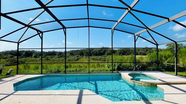 Una piscina techada con vistas a un paisaje verde y exuberante.