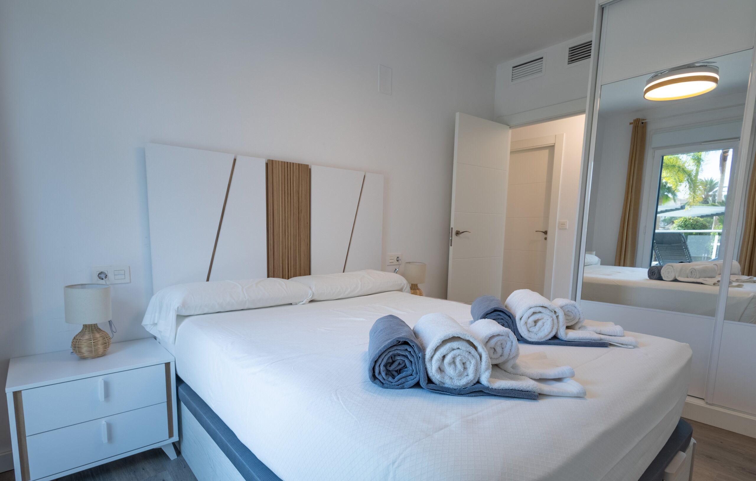 2 slaapkamers, een strijkplank/strijkijzer, reisbedje, gratis wifi