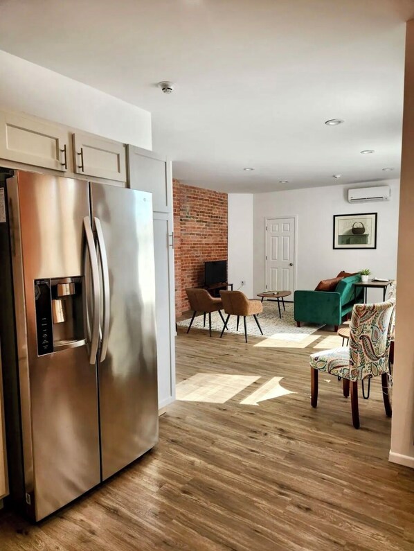 Interior - Spacious 2BR Apt / Quiet area / Minutes from stadiums, museums, parks & more! (Pittsburgh)