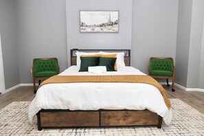 2 bedrooms, iron/ironing board, WiFi, bed sheets - Spacious 2BR Apt / Quiet area / Minutes from stadiums, museums, parks & more! (Pittsburgh)