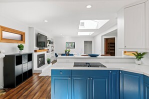 Geladeira, micro-ondas, fogão, cooktop