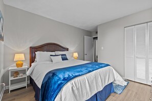 2 bedrooms, iron/ironing board, WiFi, bed sheets - Comfort at the Clarendon

Quaint, clean, safe, & convenient location! (Fayetteville)