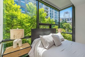 2 bedrooms, iron/ironing board, WiFi, bed sheets - Newly Furnished East Village condo in DT San Diego w/Skybox & fitness center (San Diego)