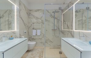 Dusche, Haartrockner, Handtücher