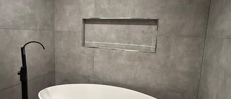 Secador de cabelo, toalhas de banho, sabonete, shampoo