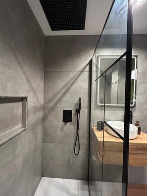 Secadora de cabello, toallas, jabón, shampoo