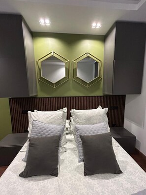 1 habitación, tabla de planchar con plancha, cuna de viaje y wifi