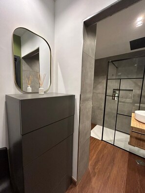 Hårføner, håndklær, såpe og sjampo