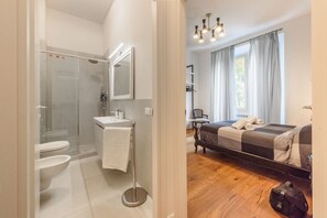 Bruser, hårtørrer, bidet, håndklæder