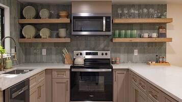 Cookware/dishes/utensils, spices
